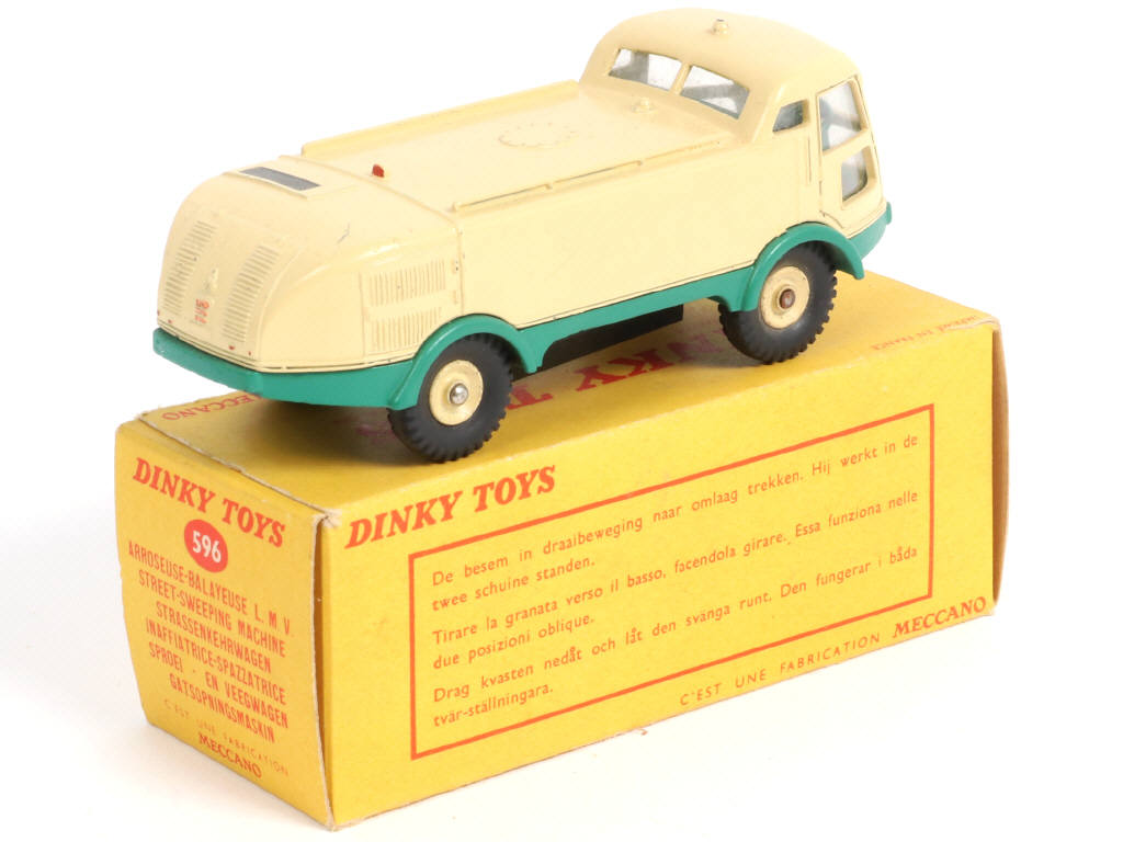 Lot 379 - DINKY TOYS (FRANCE) (1)
