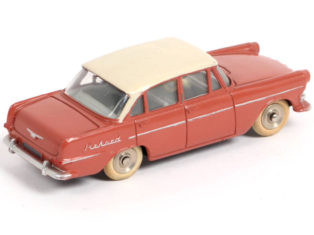 Lot 329 - DINKY TOYS (FRANCE) (1)