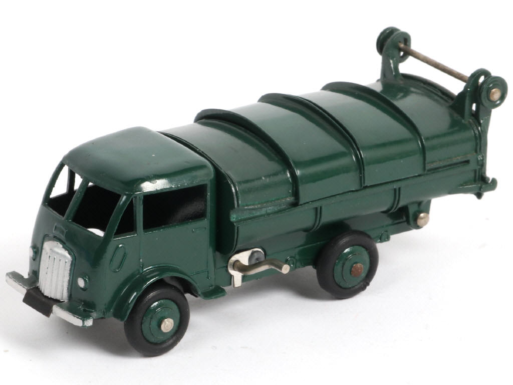 Lot 351 - DINKY TOYS (FRANCE) (1)