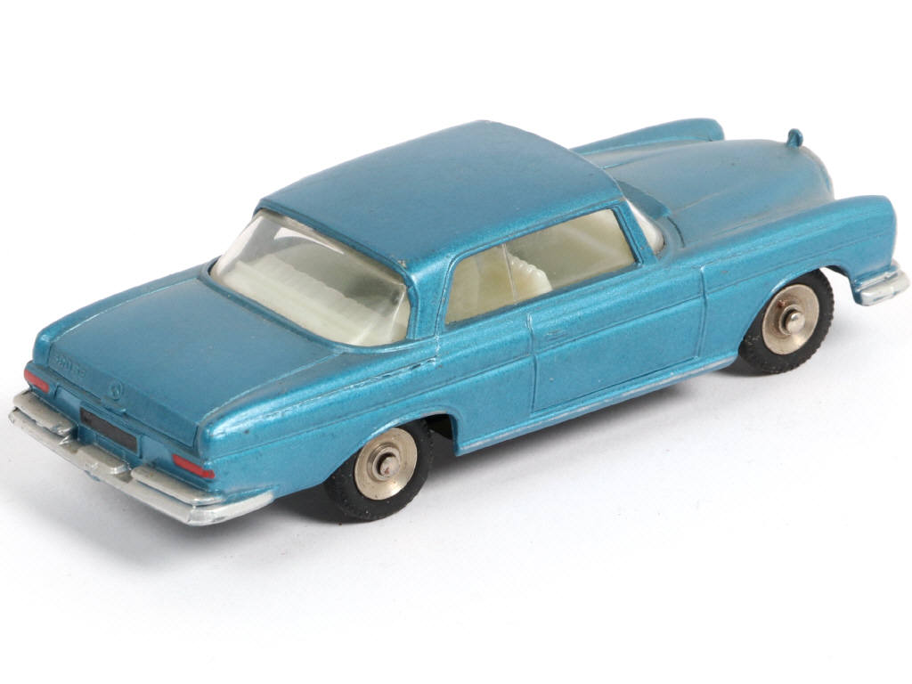 Lot 311 - DINKY TOYS (FRANCE) (1)