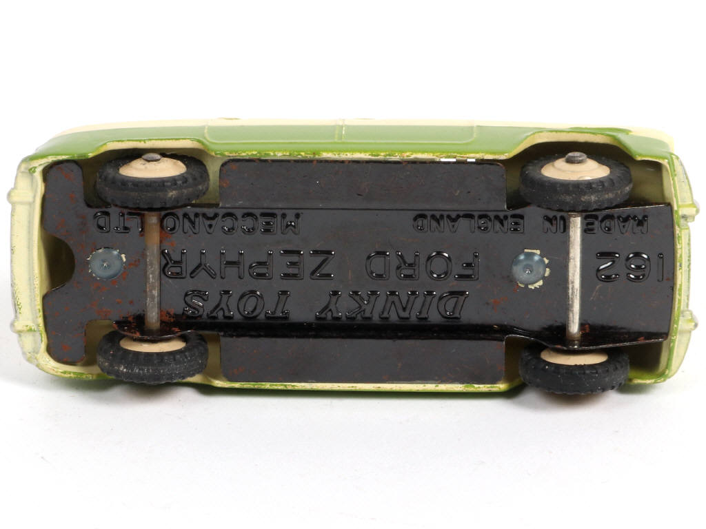 Lot 230 - DINKY TOYS (GB) (1)