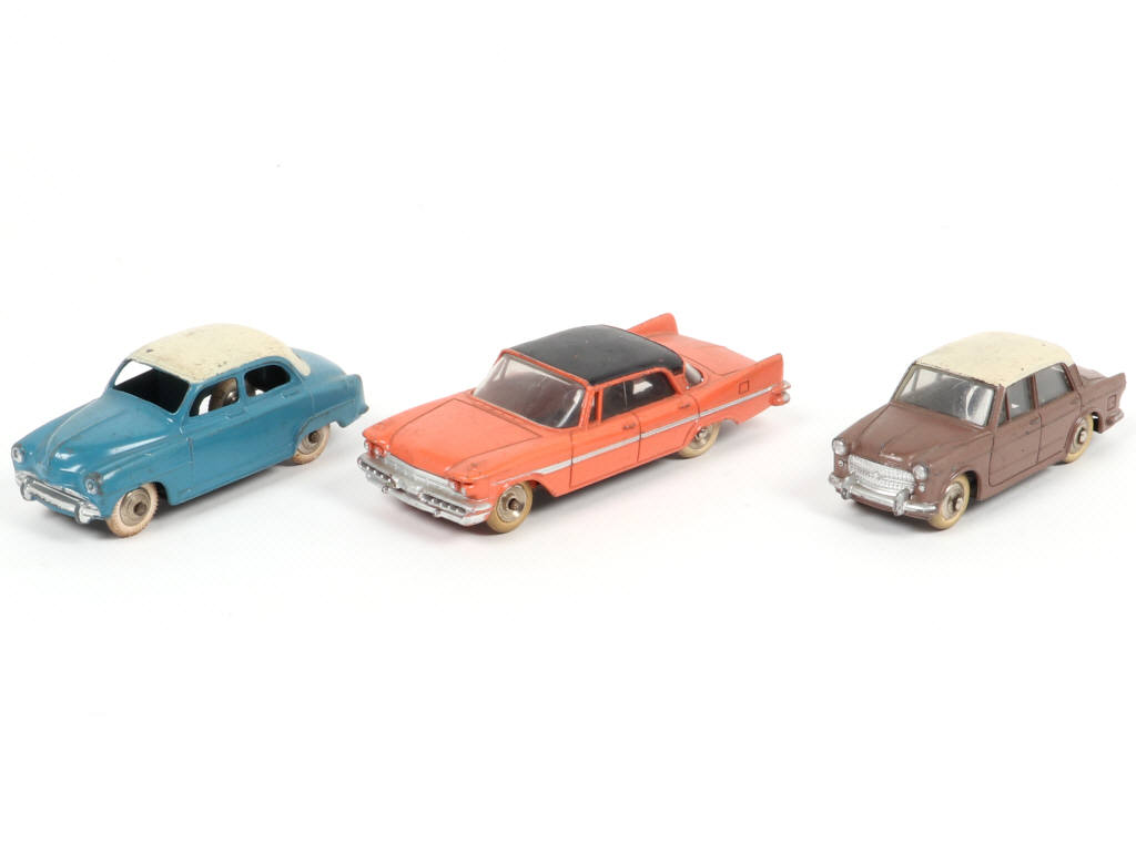 Lot 382 - DINKY TOYS (FRANCE) (3)