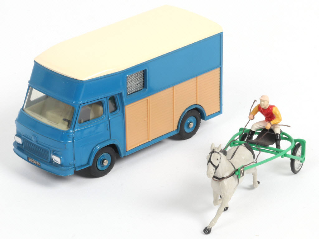 Lot 379 - DINKY TOYS (FRANCE) (1)