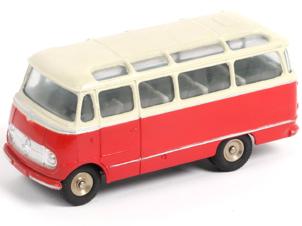 Lot 369 - DINKY TOYS (FRANCE) (1)