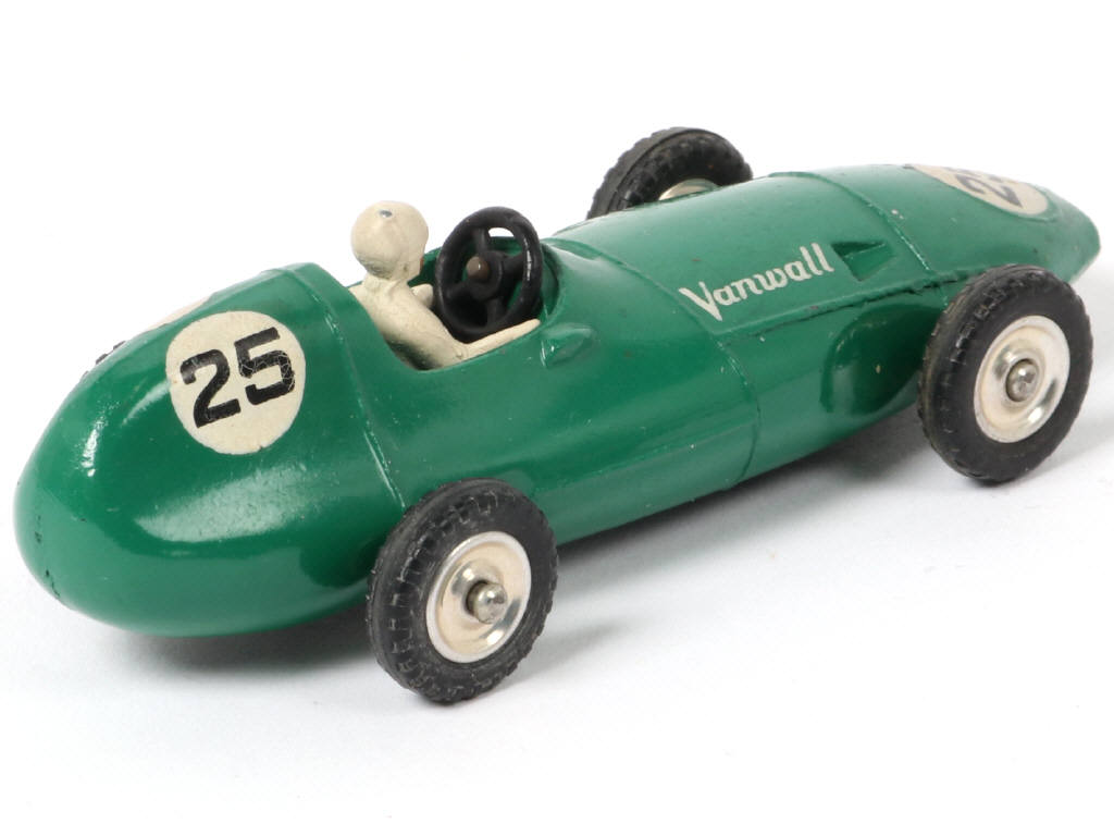 Lot 254 - DINKY TOYS (GB) (1)