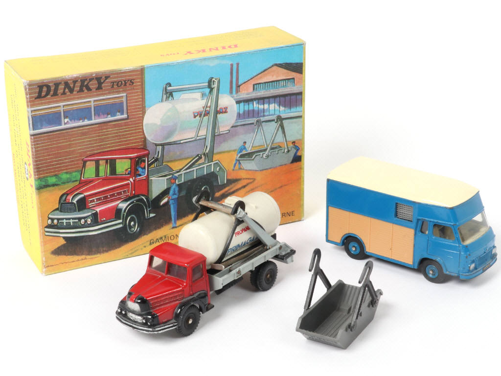 Lot 391 - DINKY TOYS (FRANCE) (2)