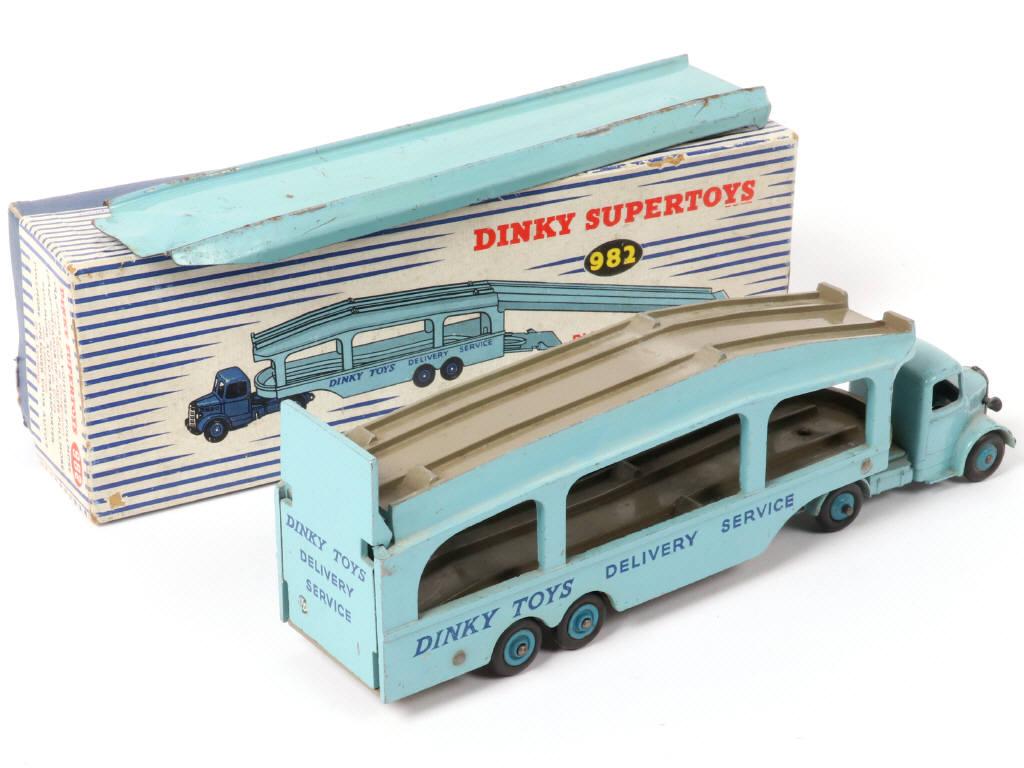 Lot 305 - DINKY TOYS (GB) (1)