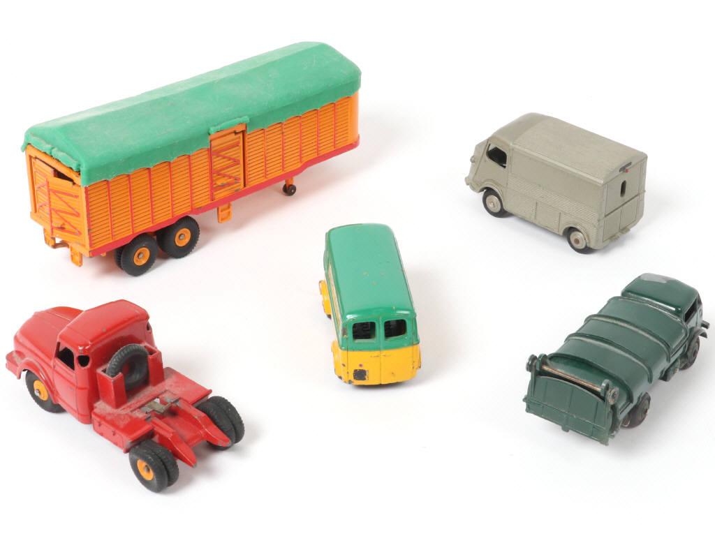 Lot 400 - DINKY TOYS (FRANCE) (4)