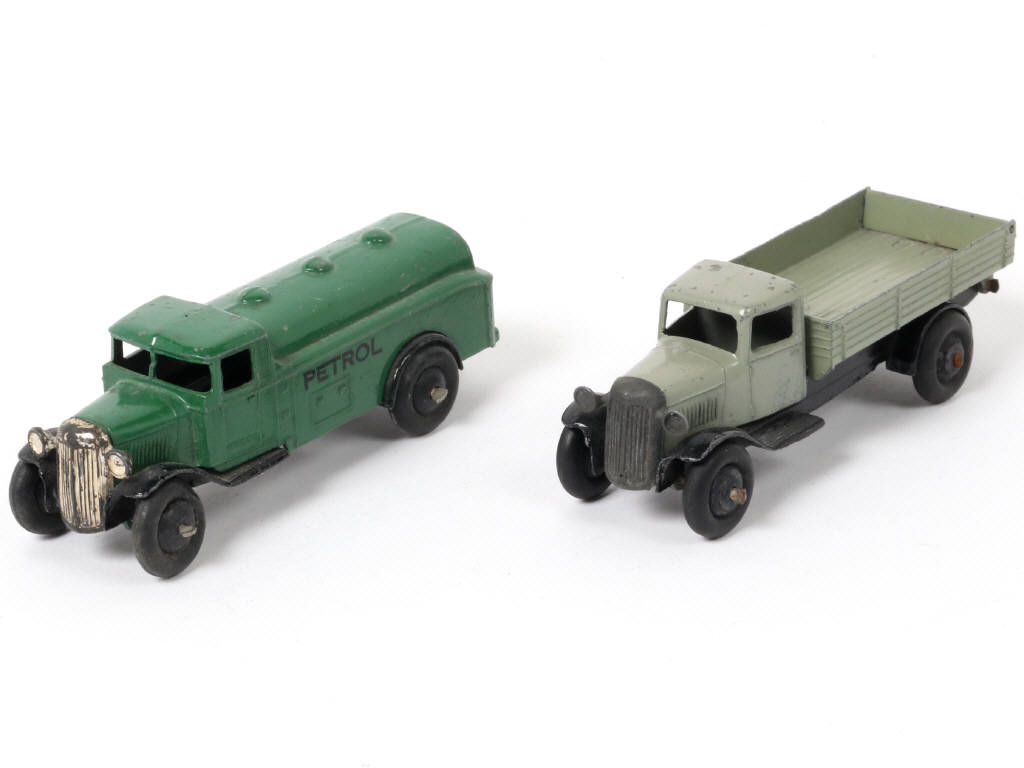 Lot 317 - DINKY TOYS (GB) (2)