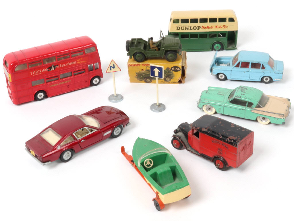 Lot 329 - DINKY TOYS (GB) (11)