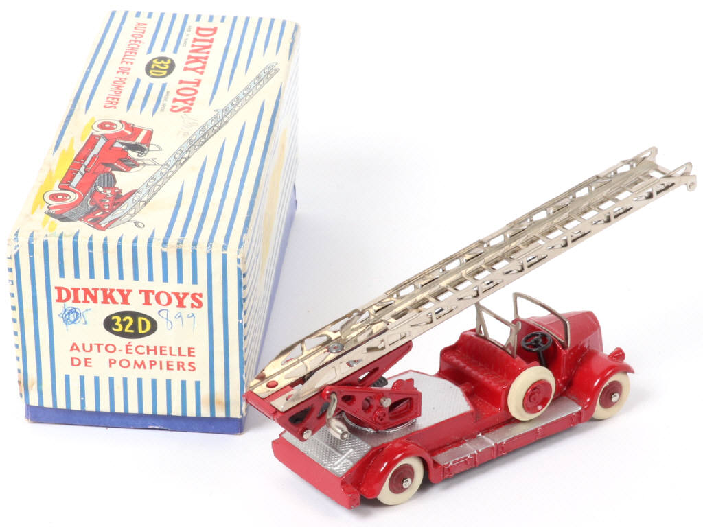 Lot 382 - DINKY TOYS (FRANCE) (1)