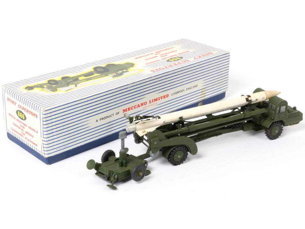 Lot 306 - DINKY TOYS (GB) (1)