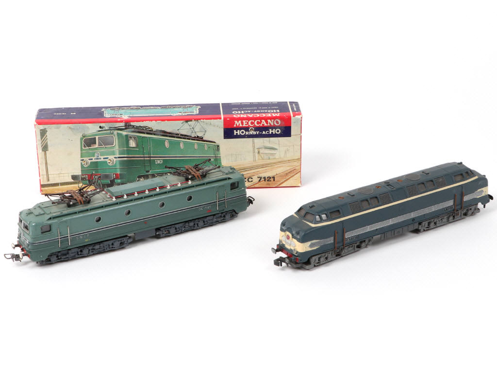 Lot 111 - HORNBY 'HO' (2)