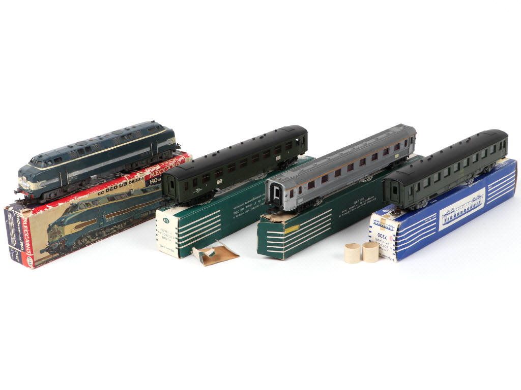Lot 120 - HORNBY 'HO' (4)