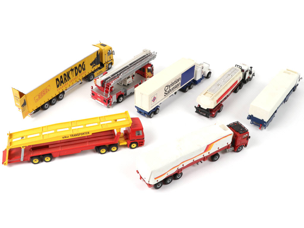 Lot 287 - DIVERS (7)