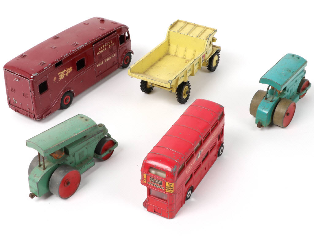 Lot 411 - DINKY TOYS (GB) (5)