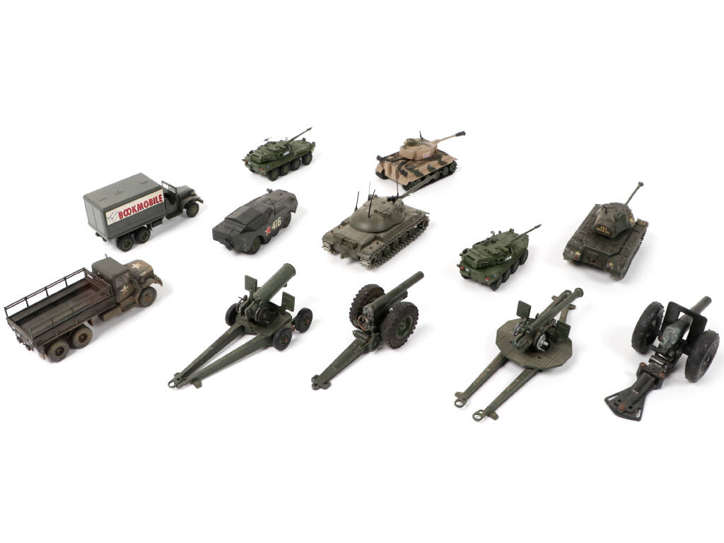 Lot 298 - DIVERS (12)