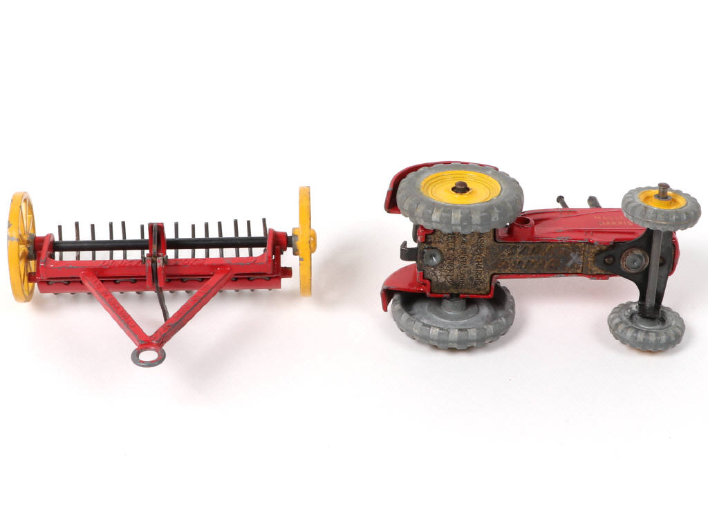 Lot 409 - DINKY TOYS (GB) (1)