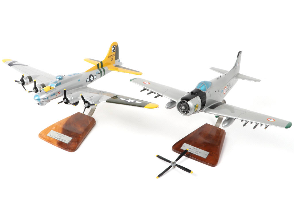 Lot 173 - DIVERS (2)