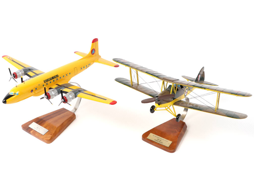 Lot 174 - DIVERS (2)