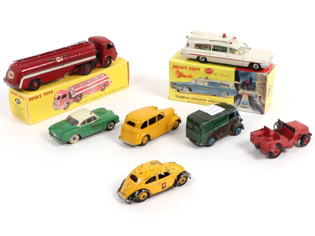 Lot 420 - DINKY TOYS (7)