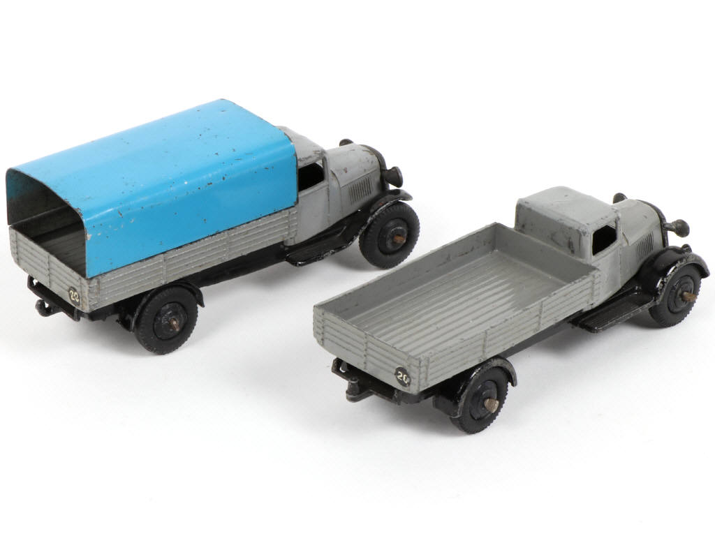 Lot 363 - DINKY TOYS (GB) (2)