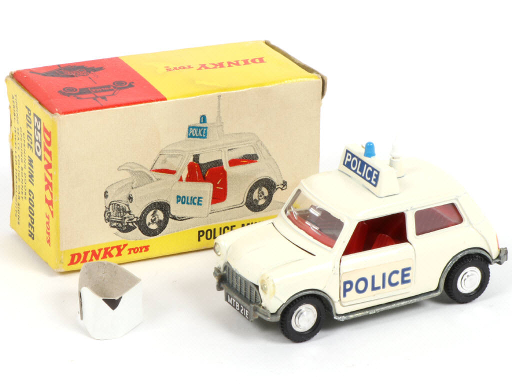 Lot 328 - DINKY TOYS (GB) (1)