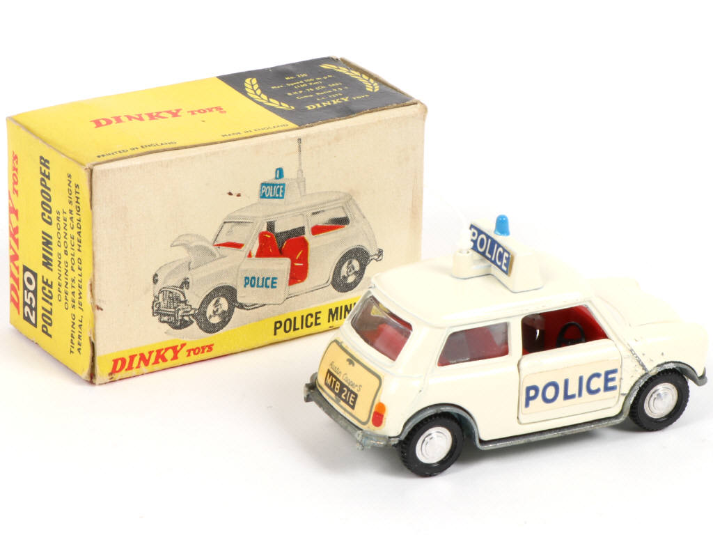 Lot 328 - DINKY TOYS (GB) (1)