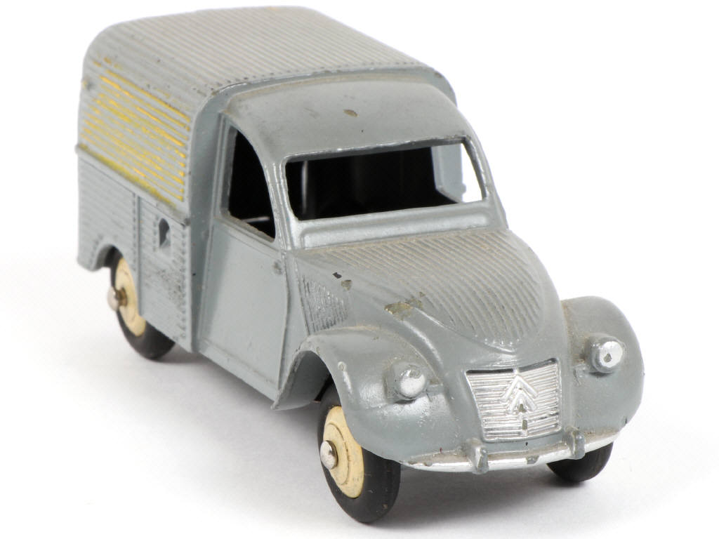 Lot 318 - DINKY TOYS (FRANCE) (1)