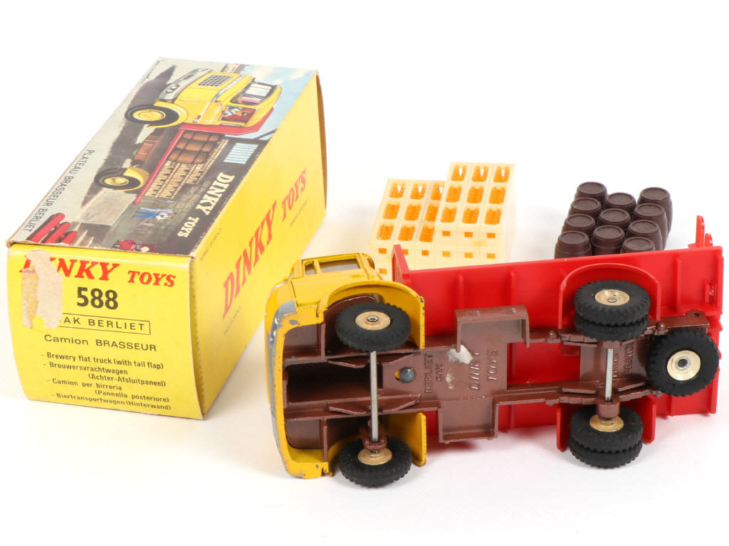 Lot 386 - DINKY TOYS (FRANCE) (1)