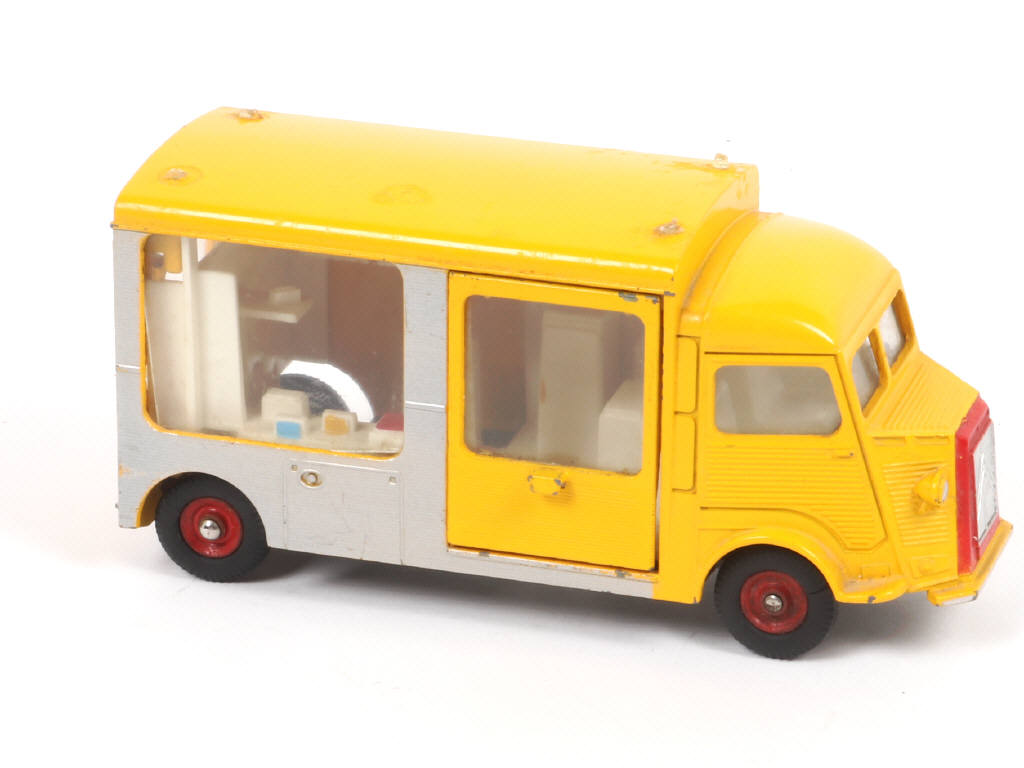 Lot 391 - DINKY TOYS (FRANCE) (1)