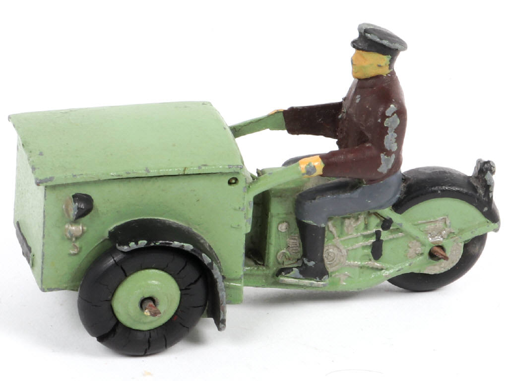 Lot 386 - DINKY TOYS (FRANCE) (1)