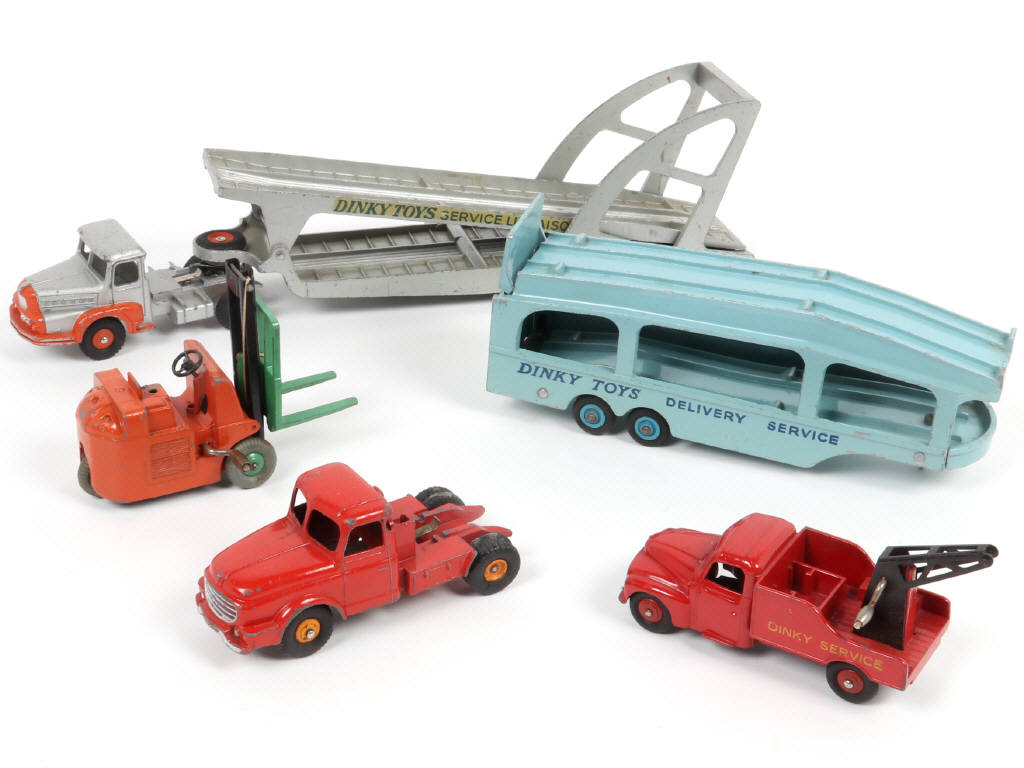 Lot 362 - DINKY TOYS (5)