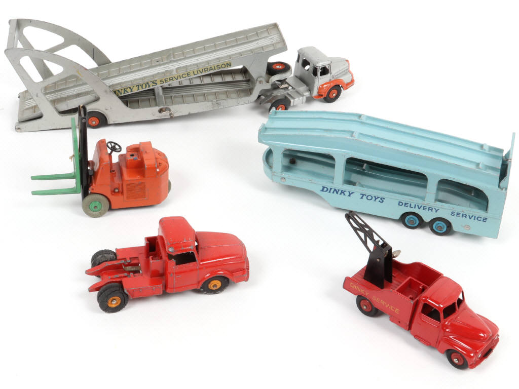 Lot 362 - DINKY TOYS (5)