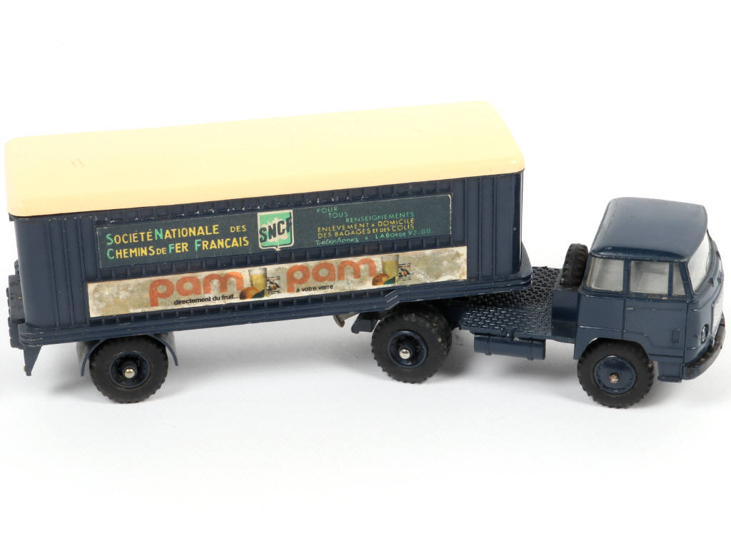 Lot 394 - DINKY TOYS (FRANCE) (1)