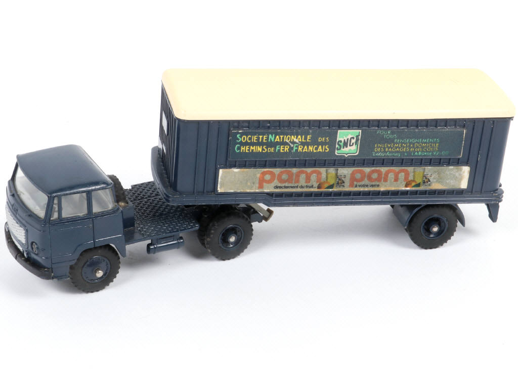 Lot 394 - DINKY TOYS (FRANCE) (1)