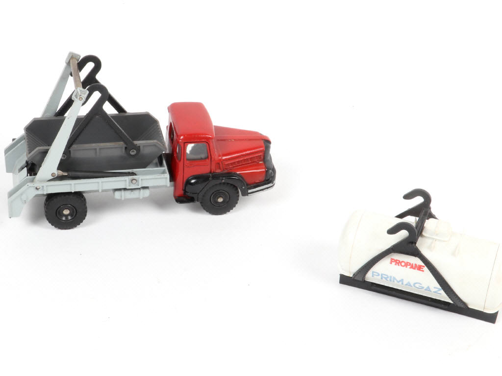 Lot 395 - DINKY TOYS (FRANCE) (1)