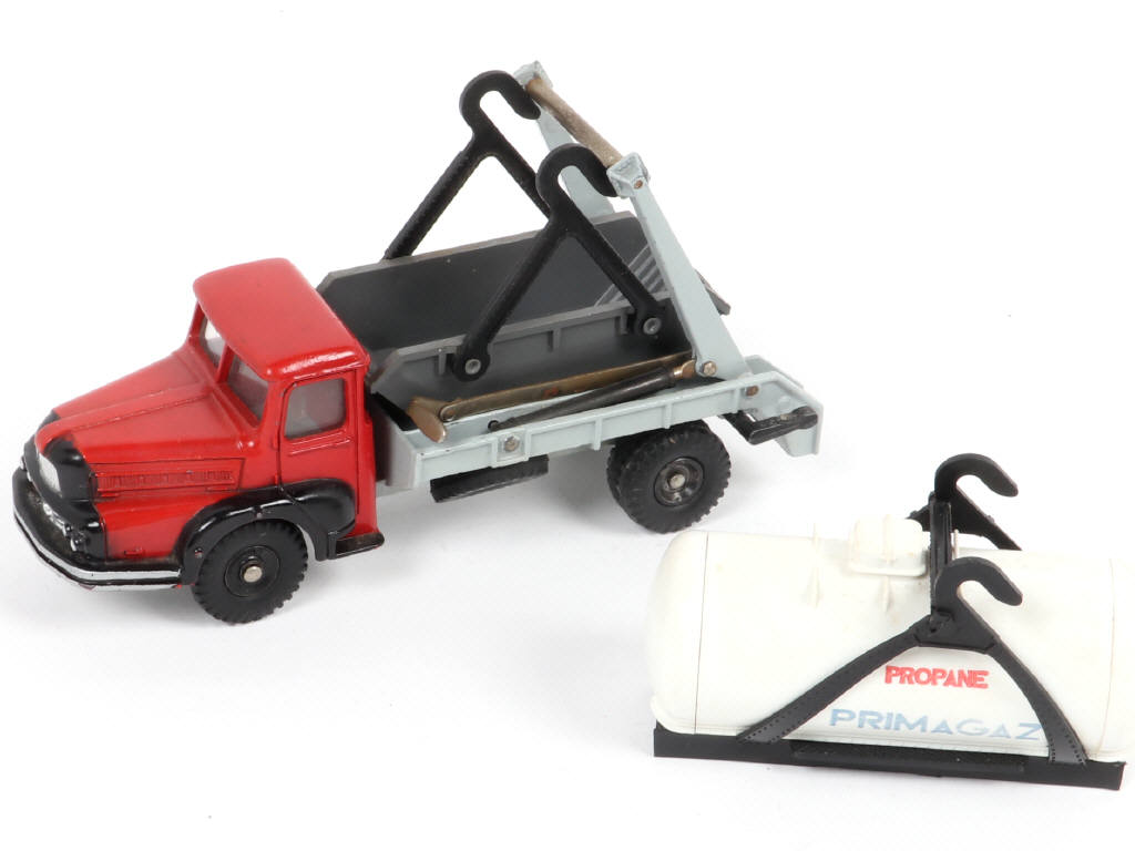 Lot 395 - DINKY TOYS (FRANCE) (1)