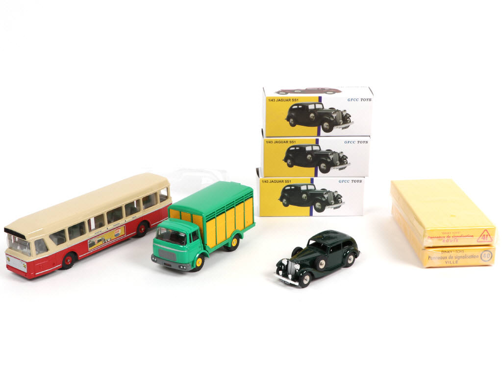 Lot 168 - DIVERS (8)