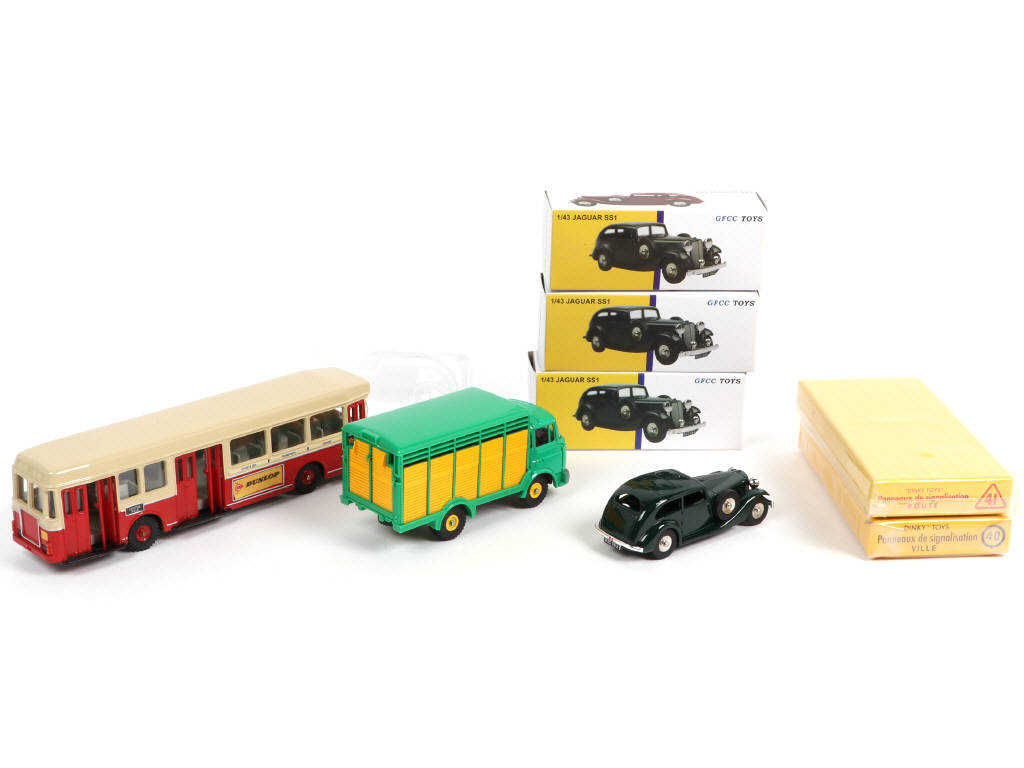 Lot 168 - DIVERS (8)