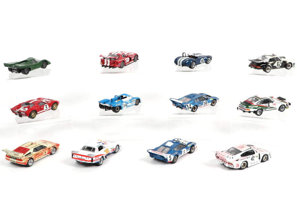 Lot 195 - DIVERS (12)