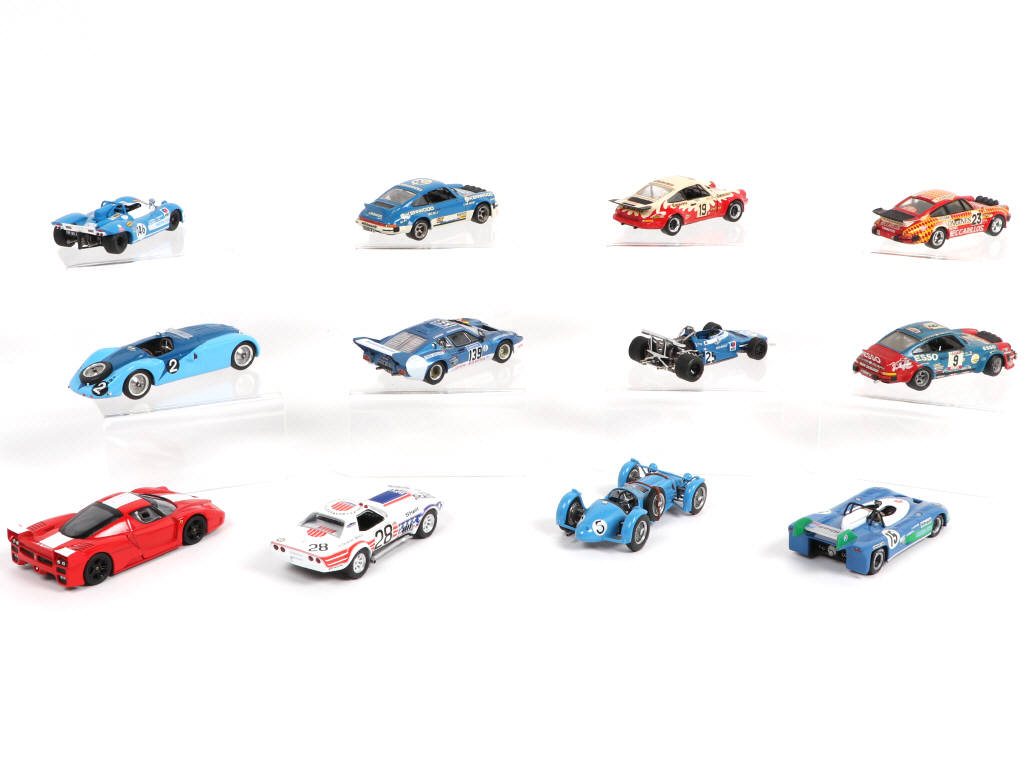 Lot 196 - DIVERS (12)
