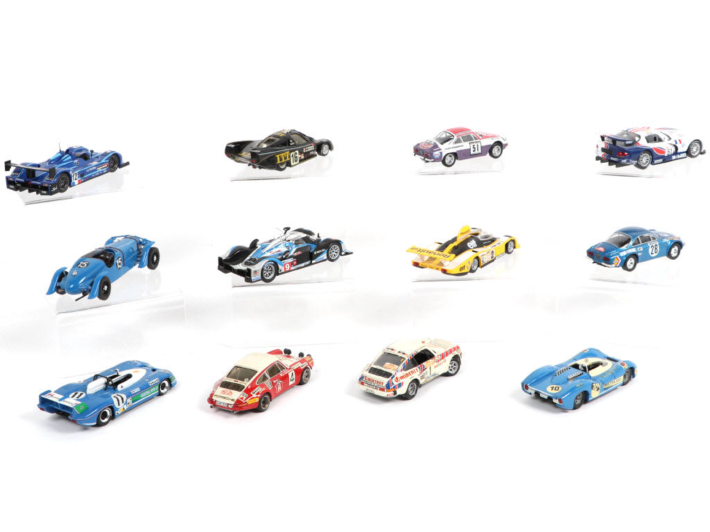 Lot 191 - DIVERS (12)