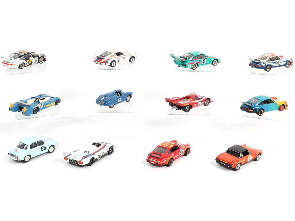 Lot 194 - DIVERS (12)
