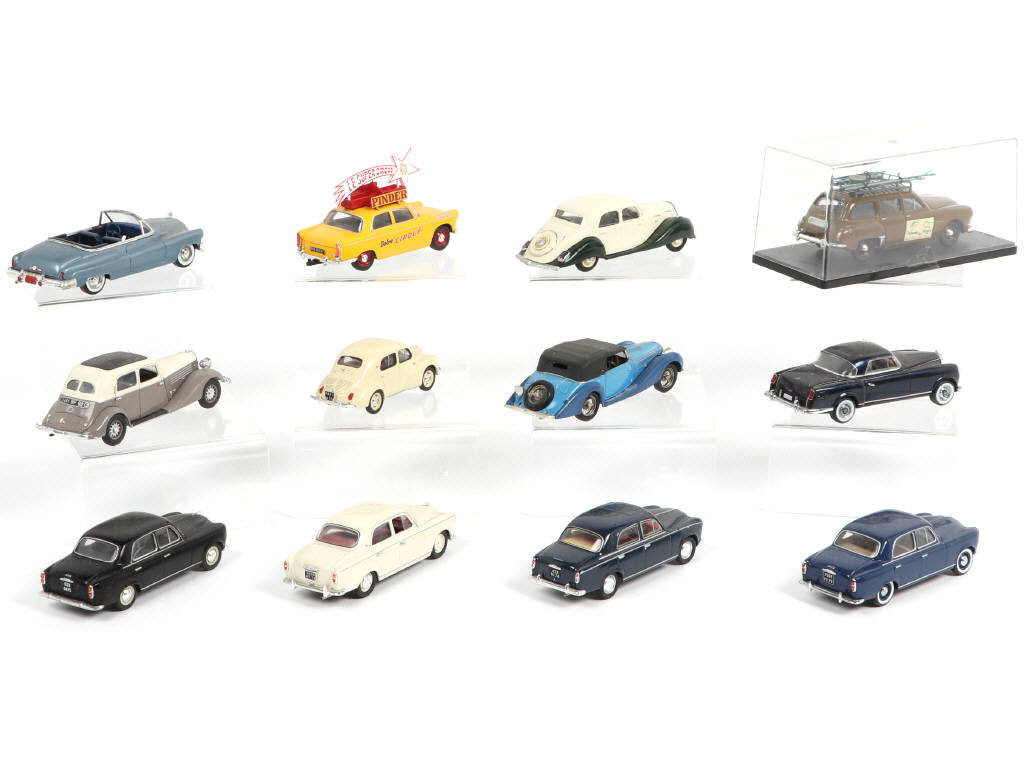 Lot 200 - DIVERS (12)