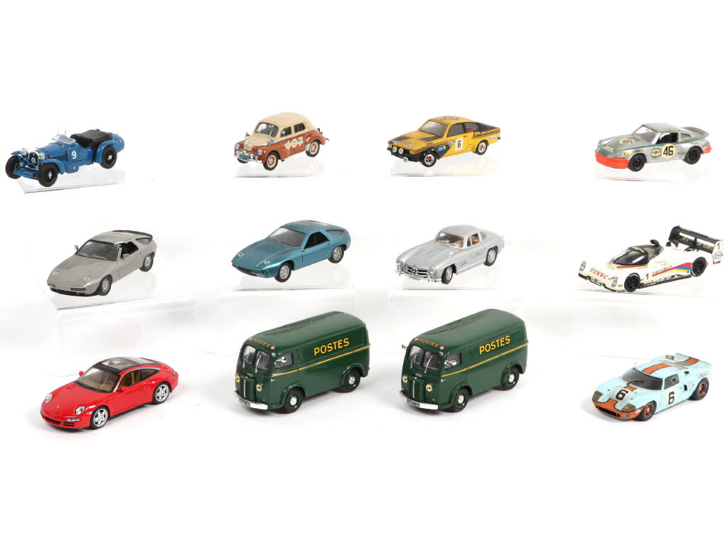 Lot 189 - DIVERS (12)