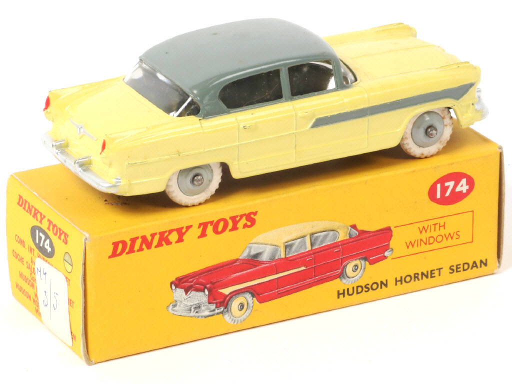 Lot 560 - DINKY TOYS (GB) (1)