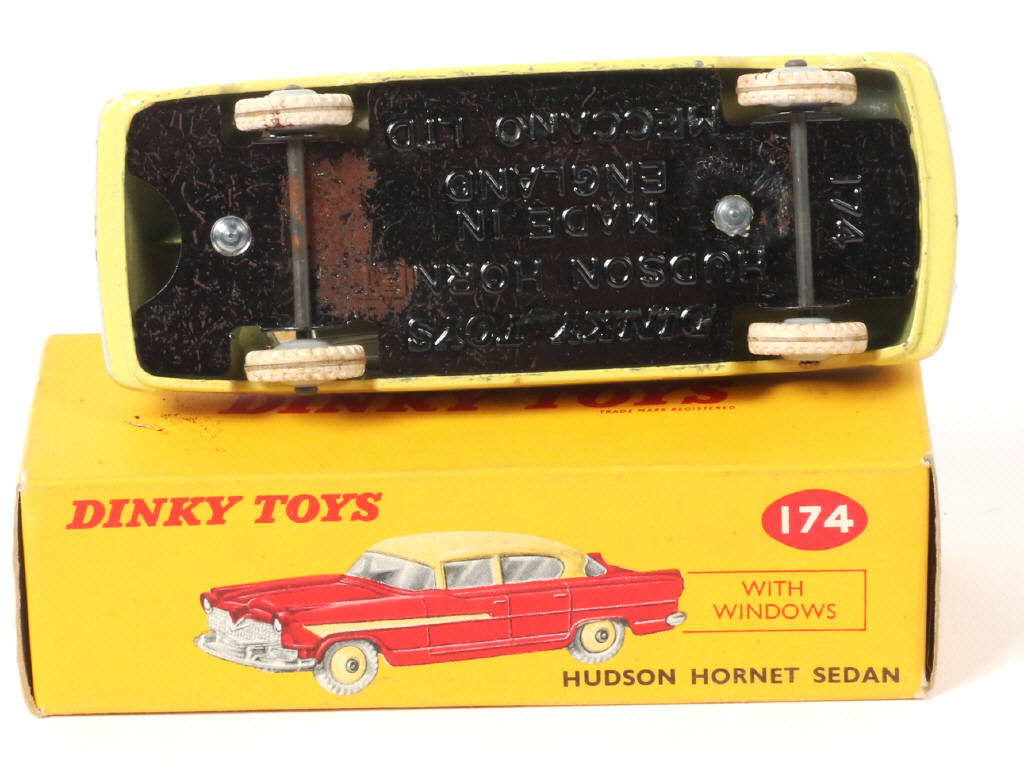 Lot 560 - DINKY TOYS (GB) (1)
