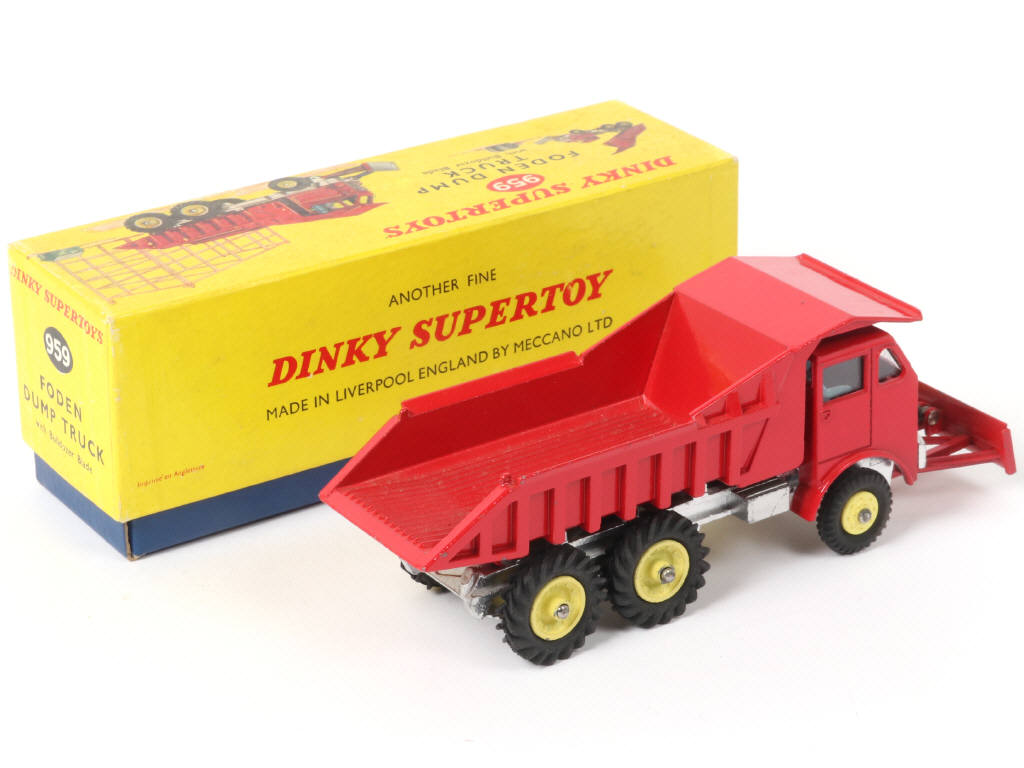 Lot 598 - DINKY TOYS (GB) (1)