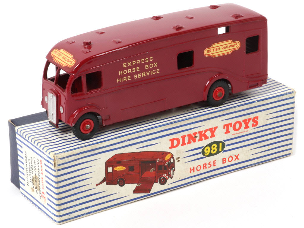 Lot 594 - DINKY TOYS (GB) (1)
